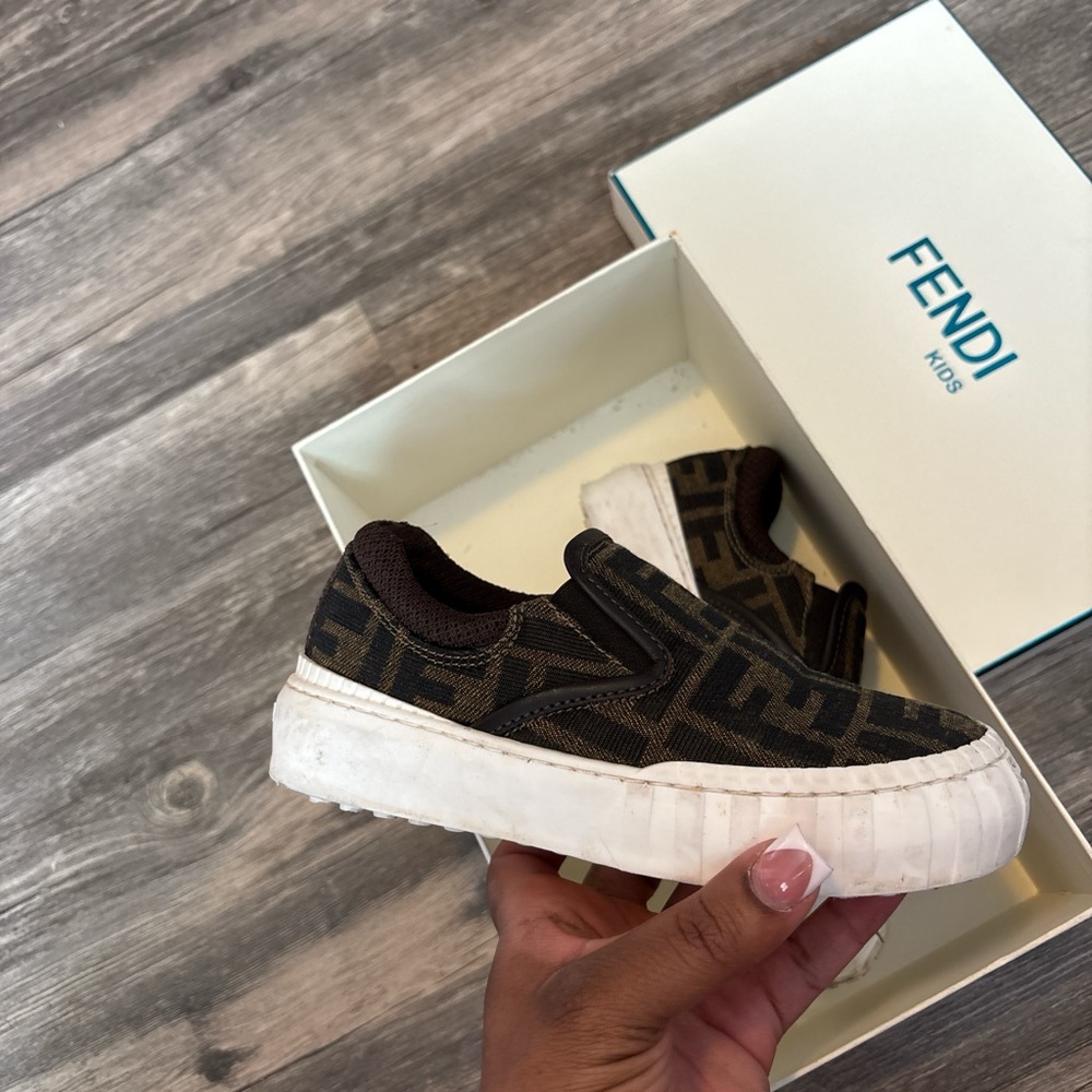 Fendi Shoes 10c